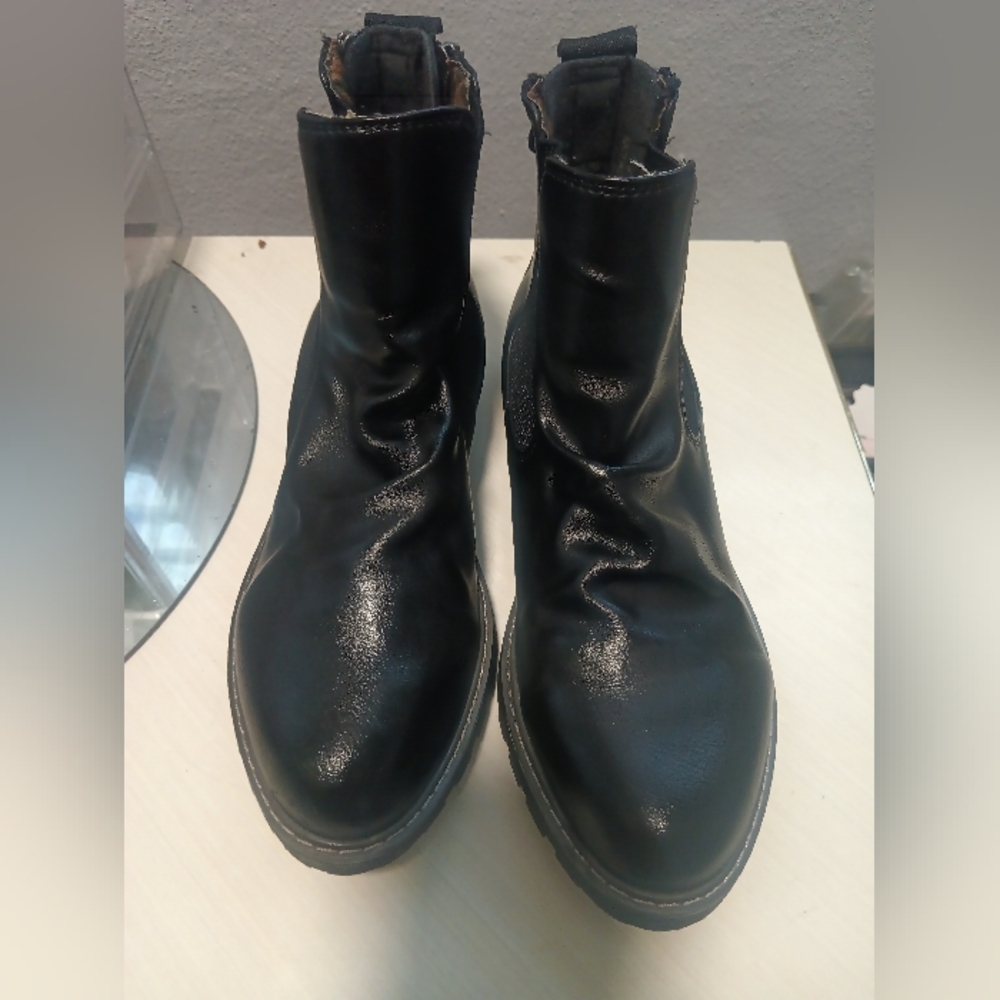 Blowfish Woman's Black 8.5 Ankle Boots, Vegan Leather, sleek, minimalist